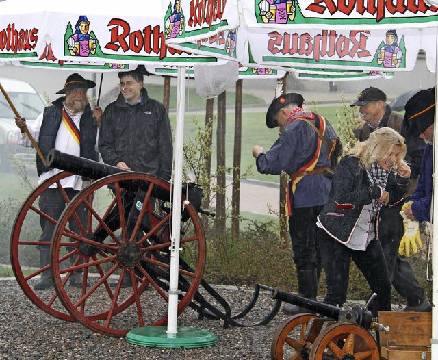 Salutschsse aus Kanonen und Gewehren zum Festauftakt in Rothaus.  | Foto: Chris Seifried