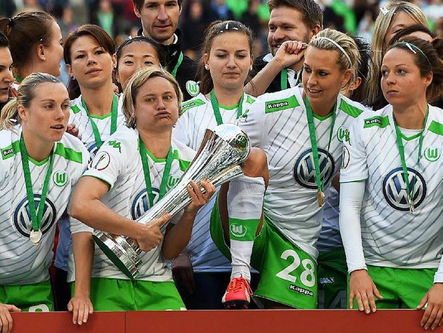 Nur beim Hochstemmen des Pokals scheint  Martina Mller etwas Mhe zu haben.    | Foto: AFP