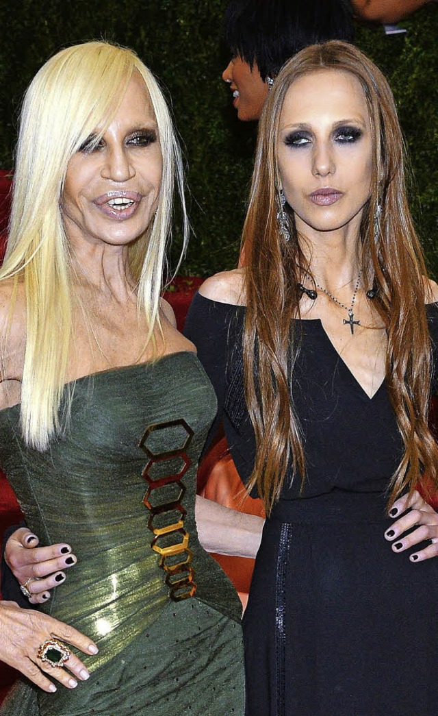 Donatella und Allegra Versace  | Foto: dpa