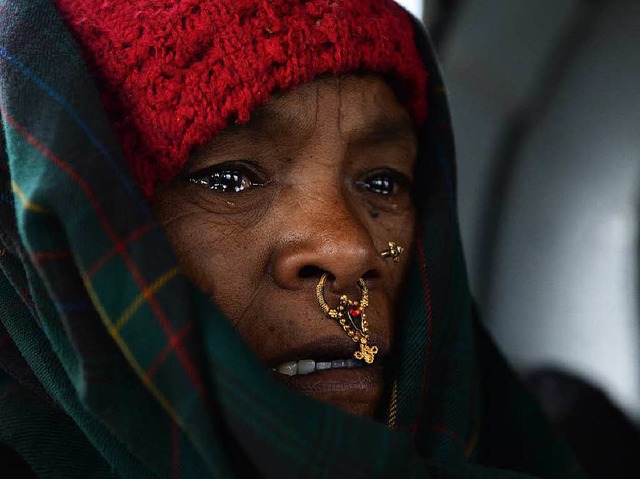 Eine verletzte nepalesische Dorfbewohn...ogen &#8211; mit Trnen in den Augen.   | Foto: dpa