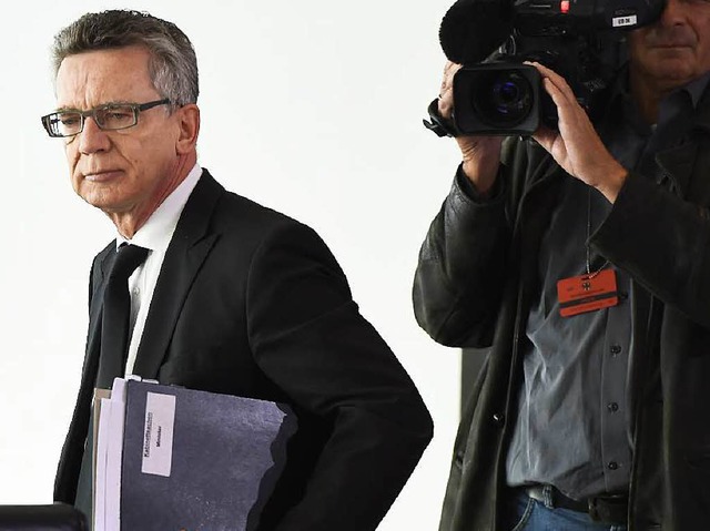 Unter ffentlicher Beobachtung: Innenminister Thomas de Maizire   | Foto: AFP