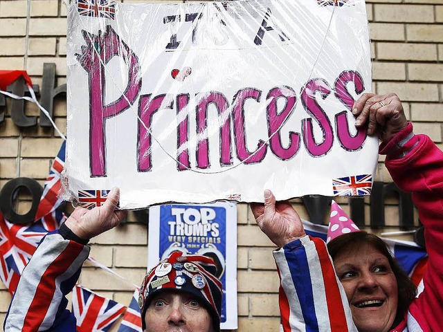 Fans des Knigshauses feiern die Geburt der Prinzessin.  | Foto: AFP