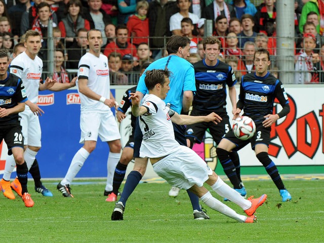 Gut begonnen aber dann ausgerutscht &#...burg verliert mit 1:2 gegen Paderborn.  | Foto: Michael Heuberger