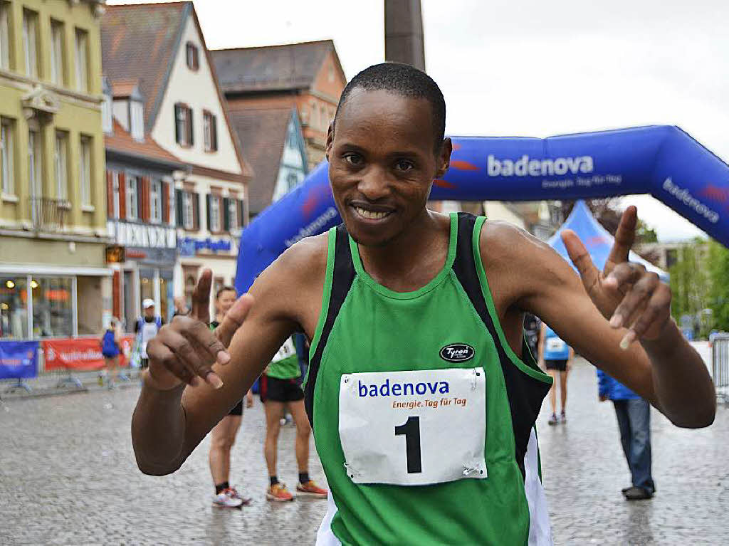 Mit dem Halbmarathon hat diesen Sonntag der 21. Offenburger Stadtlauf begonnen. Pnktlich zum Start um 9 Uhr legte der Regen eine Pause ein. 114 Luferinnen und Lufer sind gemeldet, darunter auch eine Gruppe Kenianer.