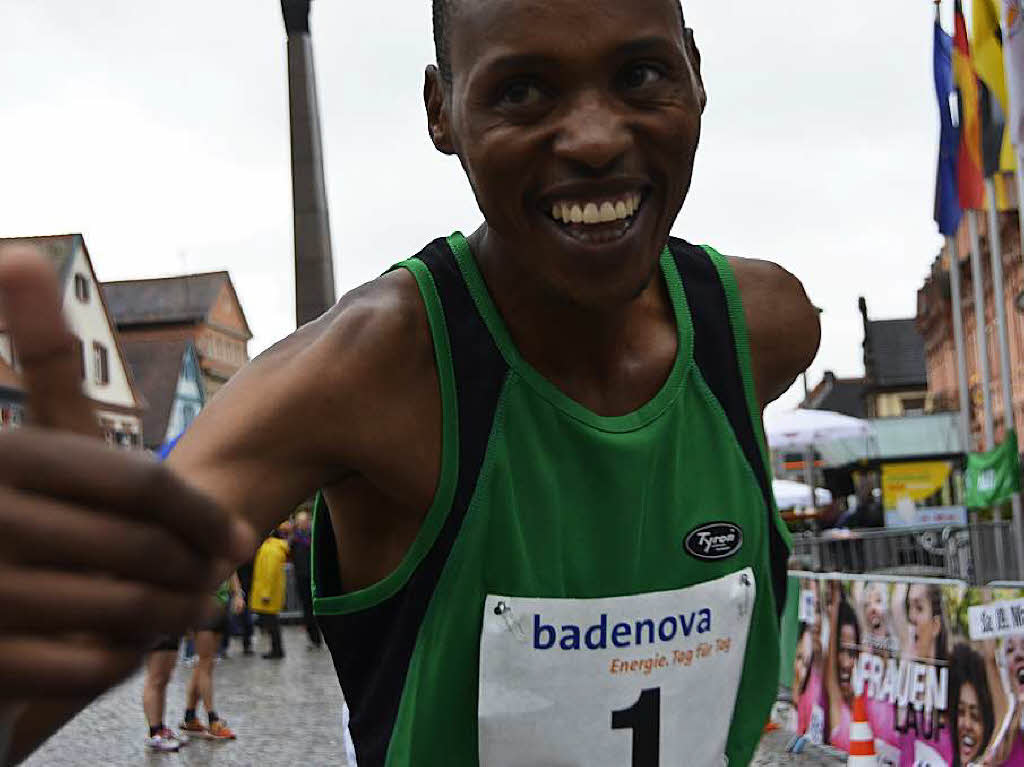 Mit dem Halbmarathon hat diesen Sonntag der 21. Offenburger Stadtlauf begonnen. Pnktlich zum Start um 9 Uhr legte der Regen eine Pause ein. 114 Luferinnen und Lufer sind gemeldet, darunter auch eine Gruppe Kenianer.