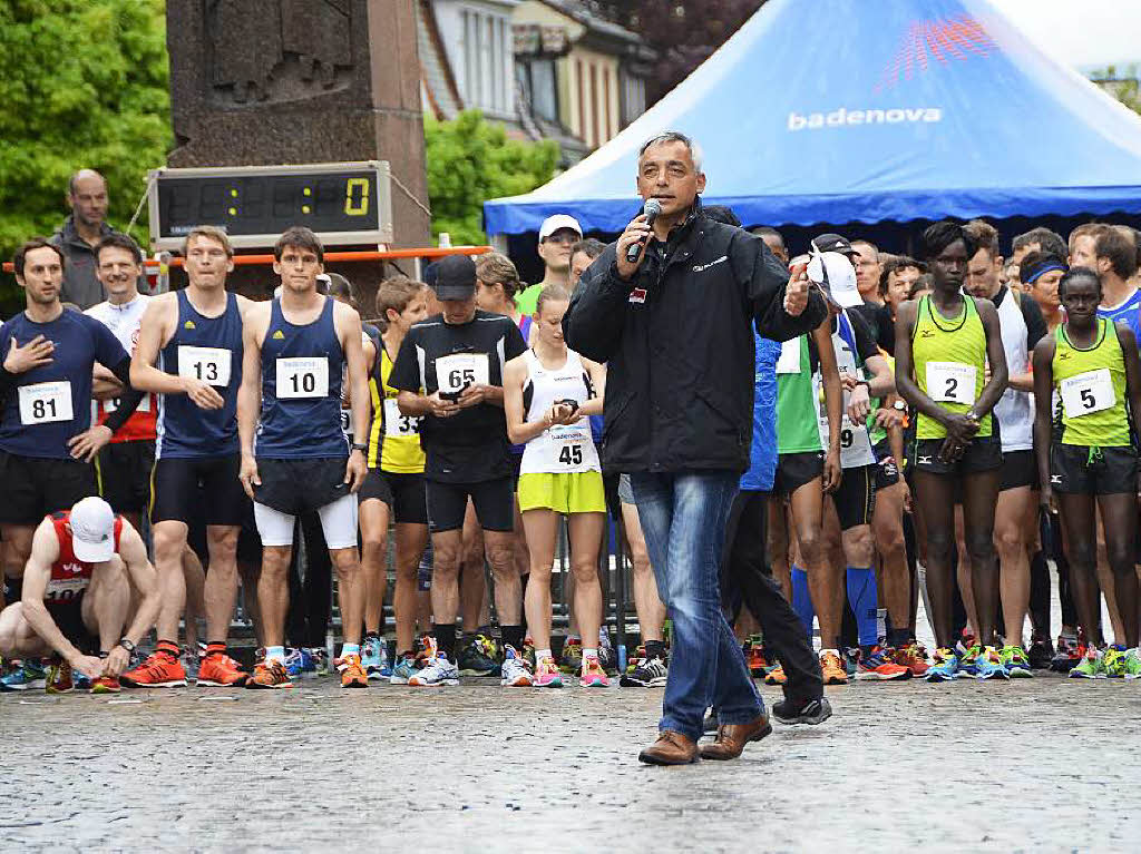 Mit dem Halbmarathon hat diesen Sonntag der 21. Offenburger Stadtlauf begonnen. Pnktlich zum Start um 9 Uhr legte der Regen eine Pause ein. 114 Luferinnen und Lufer sind gemeldet, darunter auch eine Gruppe Kenianer.