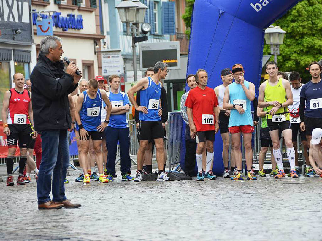 Mit dem Halbmarathon hat diesen Sonntag der 21. Offenburger Stadtlauf begonnen. Pnktlich zum Start um 9 Uhr legte der Regen eine Pause ein. 114 Luferinnen und Lufer sind gemeldet, darunter auch eine Gruppe Kenianer.