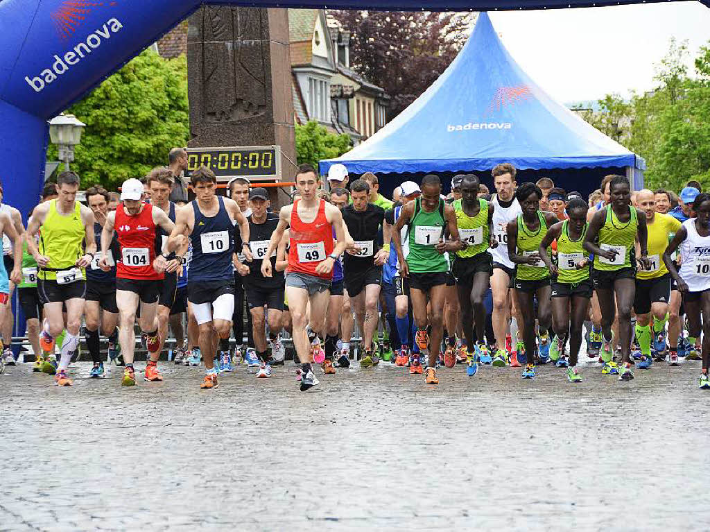 Mit dem Halbmarathon hat diesen Sonntag der 21. Offenburger Stadtlauf begonnen. Pnktlich zum Start um 9 Uhr legte der Regen eine Pause ein. 114 Luferinnen und Lufer sind gemeldet, darunter auch eine Gruppe Kenianer.