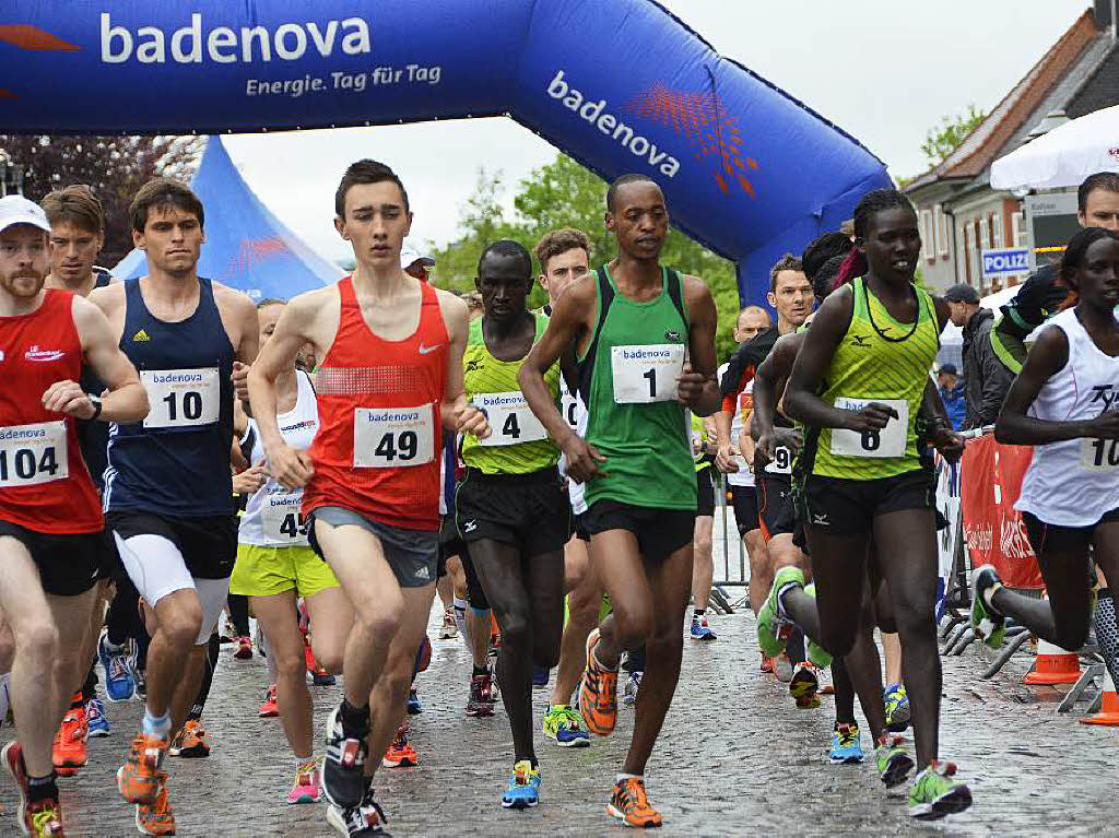 Mit dem Halbmarathon hat diesen Sonntag der 21. Offenburger Stadtlauf begonnen. Pnktlich zum Start um 9 Uhr legte der Regen eine Pause ein. 114 Luferinnen und Lufer sind gemeldet, darunter auch eine Gruppe Kenianer.