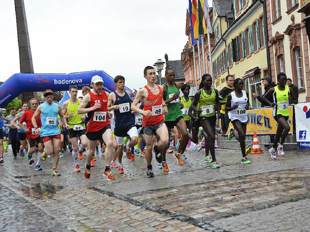 Mit dem Halbmarathon hat diesen Sonntag der 21. Offenburger Stadtlauf begonnen. Pnktlich zum Start um 9 Uhr legte der Regen eine Pause ein. 114 Luferinnen und Lufer sind gemeldet, darunter auch eine Gruppe Kenianer.