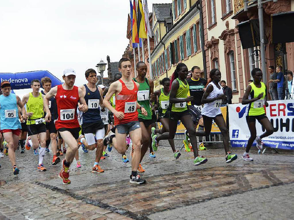 Mit dem Halbmarathon hat diesen Sonntag der 21. Offenburger Stadtlauf begonnen. Pnktlich zum Start um 9 Uhr legte der Regen eine Pause ein. 114 Luferinnen und Lufer sind gemeldet, darunter auch eine Gruppe Kenianer.