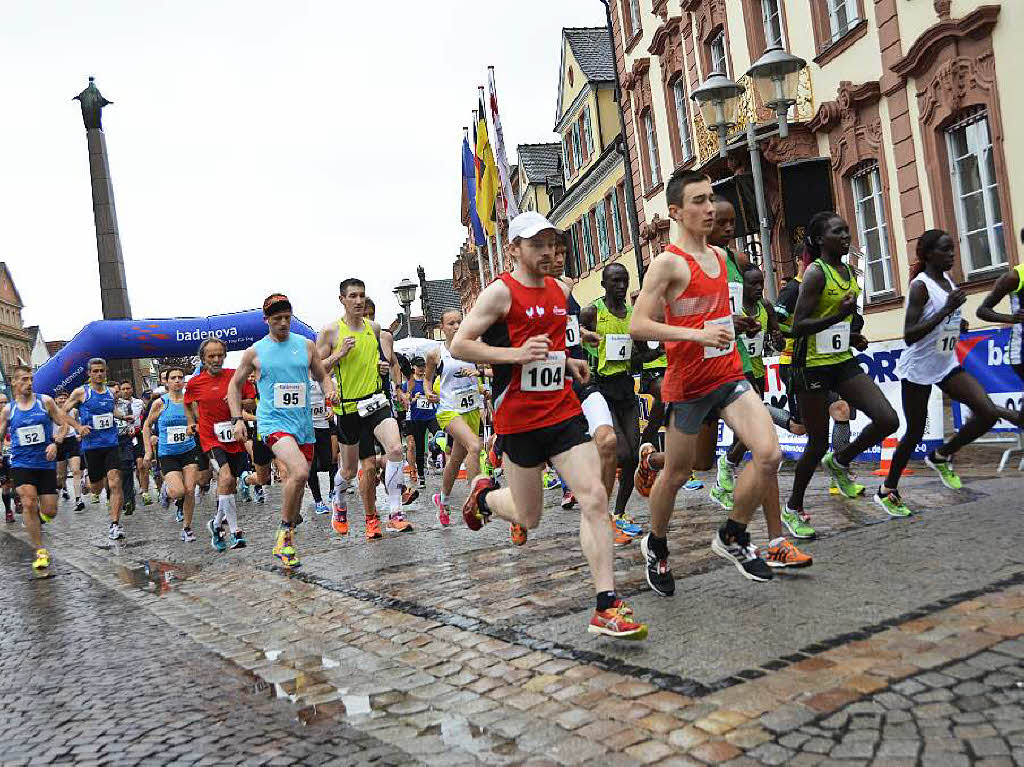 Mit dem Halbmarathon hat diesen Sonntag der 21. Offenburger Stadtlauf begonnen. Pnktlich zum Start um 9 Uhr legte der Regen eine Pause ein. 114 Luferinnen und Lufer sind gemeldet, darunter auch eine Gruppe Kenianer.