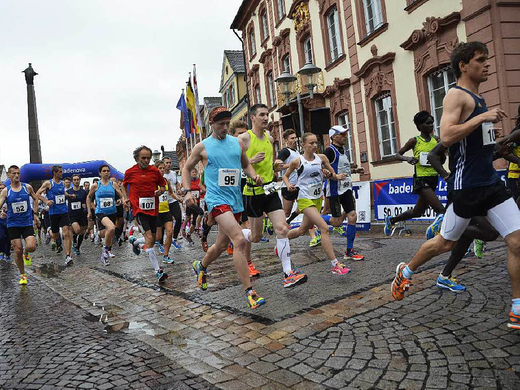 Mit dem Halbmarathon hat diesen Sonntag der 21. Offenburger Stadtlauf begonnen. Pnktlich zum Start um 9 Uhr legte der Regen eine Pause ein. 114 Luferinnen und Lufer sind gemeldet, darunter auch eine Gruppe Kenianer.