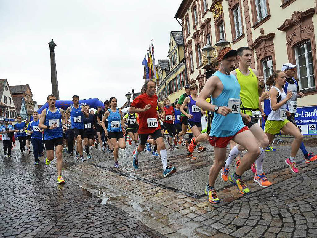 Mit dem Halbmarathon hat diesen Sonntag der 21. Offenburger Stadtlauf begonnen. Pnktlich zum Start um 9 Uhr legte der Regen eine Pause ein. 114 Luferinnen und Lufer sind gemeldet, darunter auch eine Gruppe Kenianer.