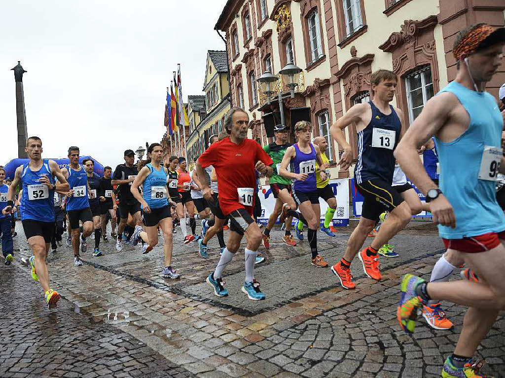 Mit dem Halbmarathon hat diesen Sonntag der 21. Offenburger Stadtlauf begonnen. Pnktlich zum Start um 9 Uhr legte der Regen eine Pause ein. 114 Luferinnen und Lufer sind gemeldet, darunter auch eine Gruppe Kenianer.