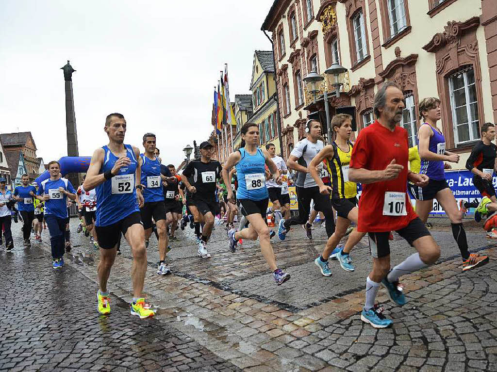 Mit dem Halbmarathon hat diesen Sonntag der 21. Offenburger Stadtlauf begonnen. Pnktlich zum Start um 9 Uhr legte der Regen eine Pause ein. 114 Luferinnen und Lufer sind gemeldet, darunter auch eine Gruppe Kenianer.