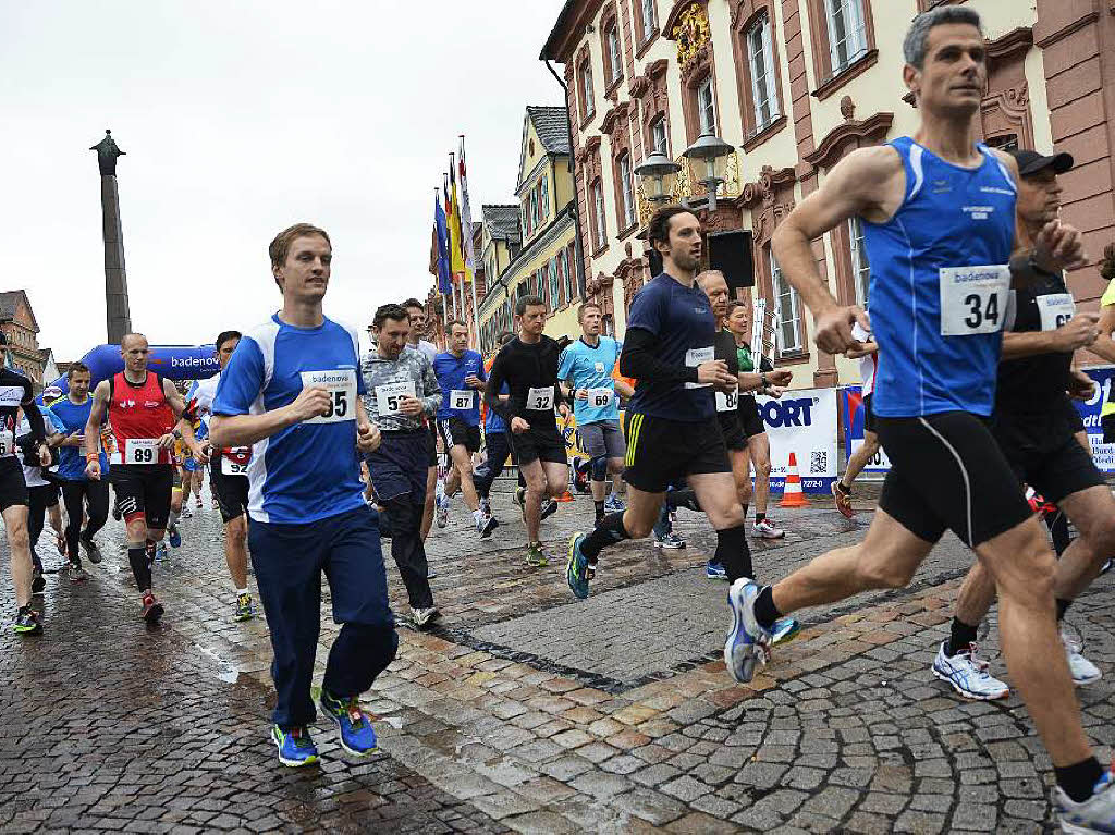 Mit dem Halbmarathon hat diesen Sonntag der 21. Offenburger Stadtlauf begonnen. Pnktlich zum Start um 9 Uhr legte der Regen eine Pause ein. 114 Luferinnen und Lufer sind gemeldet, darunter auch eine Gruppe Kenianer.