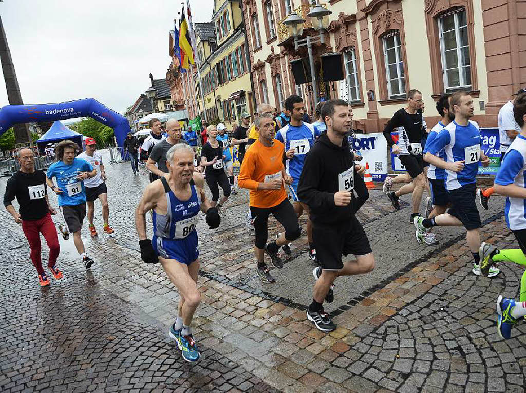 Mit dem Halbmarathon hat diesen Sonntag der 21. Offenburger Stadtlauf begonnen. Pnktlich zum Start um 9 Uhr legte der Regen eine Pause ein. 114 Luferinnen und Lufer sind gemeldet, darunter auch eine Gruppe Kenianer.