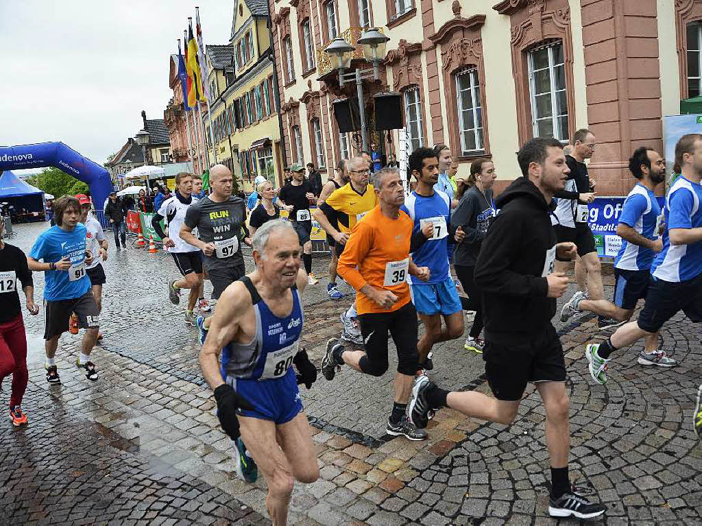 Mit dem Halbmarathon hat diesen Sonntag der 21. Offenburger Stadtlauf begonnen. Pnktlich zum Start um 9 Uhr legte der Regen eine Pause ein. 114 Luferinnen und Lufer sind gemeldet, darunter auch eine Gruppe Kenianer.