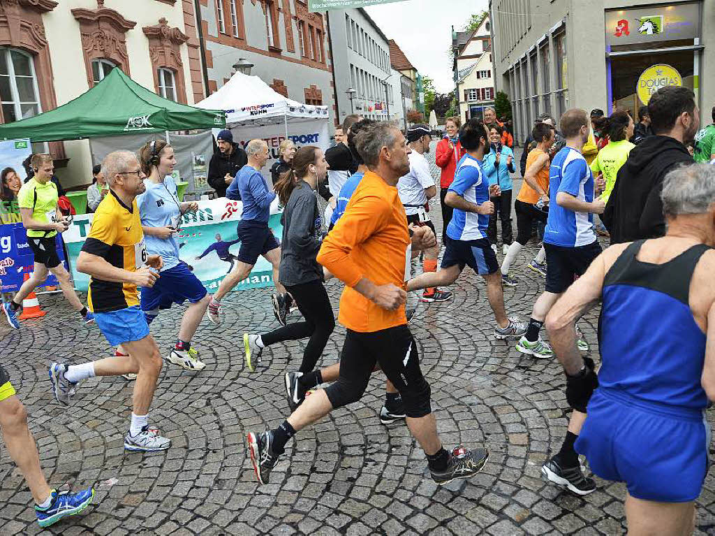 Mit dem Halbmarathon hat diesen Sonntag der 21. Offenburger Stadtlauf begonnen. Pnktlich zum Start um 9 Uhr legte der Regen eine Pause ein. 114 Luferinnen und Lufer sind gemeldet, darunter auch eine Gruppe Kenianer.