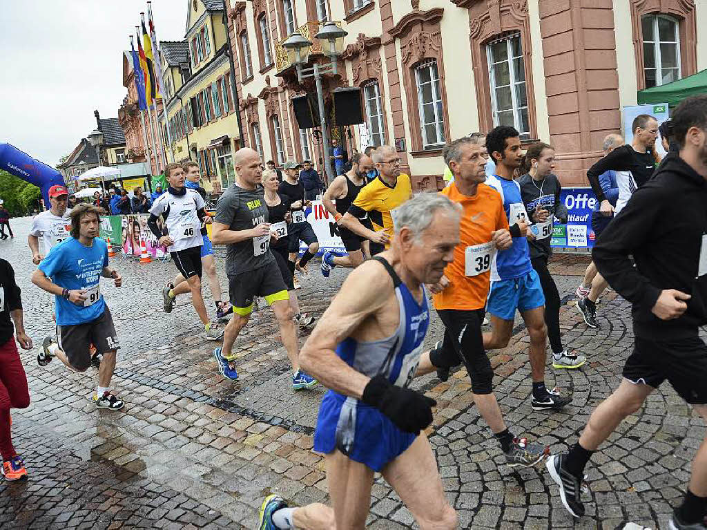 Mit dem Halbmarathon hat diesen Sonntag der 21. Offenburger Stadtlauf begonnen. Pnktlich zum Start um 9 Uhr legte der Regen eine Pause ein. 114 Luferinnen und Lufer sind gemeldet, darunter auch eine Gruppe Kenianer.