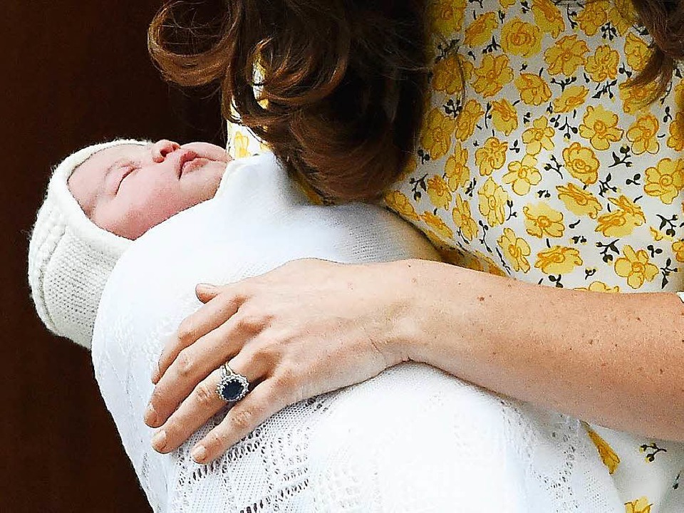 Die kleine Prinzessin murmelt friedlich vor sich hin.  | Foto: dpa