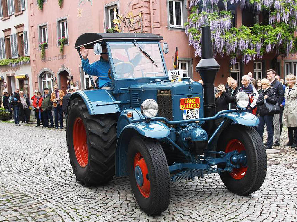 Beim Oldtimersonntag 2015 in Staufen trafen sich wieder Freunde und Bewunderer historischer Fahrzeuge aus der ganzen Region zu einer bunten Parade. Auch die Geschfte hatten geffnet.