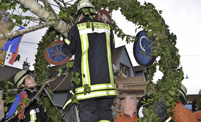 Sasbach. Der Eveuumkrnzte Gewerkekran...euerwehrleute an der Birke angebracht.  | Foto: Roland Vitt