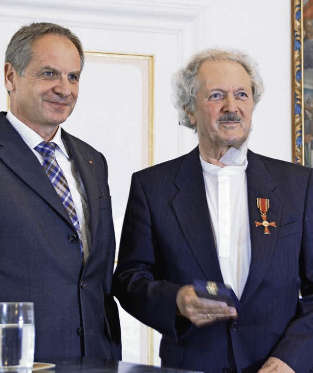 Innenminister Reinhold Gall (links) b...orden der Bundesrepublik Deutschland.   | Foto: Sylvia Timm