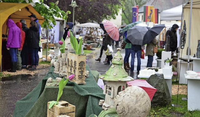 Regenschirme dominierten den Markt, tr...timmung bei Ausstellern und Besuchern.  | Foto: Martina Proprenter