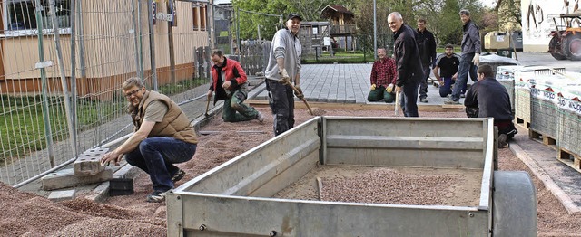 Der Aufruf der Ortsverwaltung verhallt... Kindergarten mit Pflastersteinen auf.  | Foto: Christa Maier