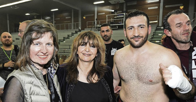 Ein Boxabend lebt auch von mglichst v...er (rechts) mit seiner Mutter Yildiz.   | Foto: schaller