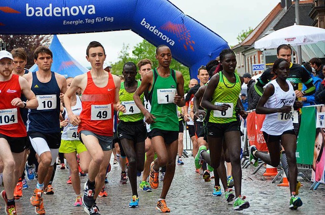Eine Lufergruppe aus Kenia dominierte das Feld beim Halbmarathon in Offenburg.   | Foto: Helmut Seller