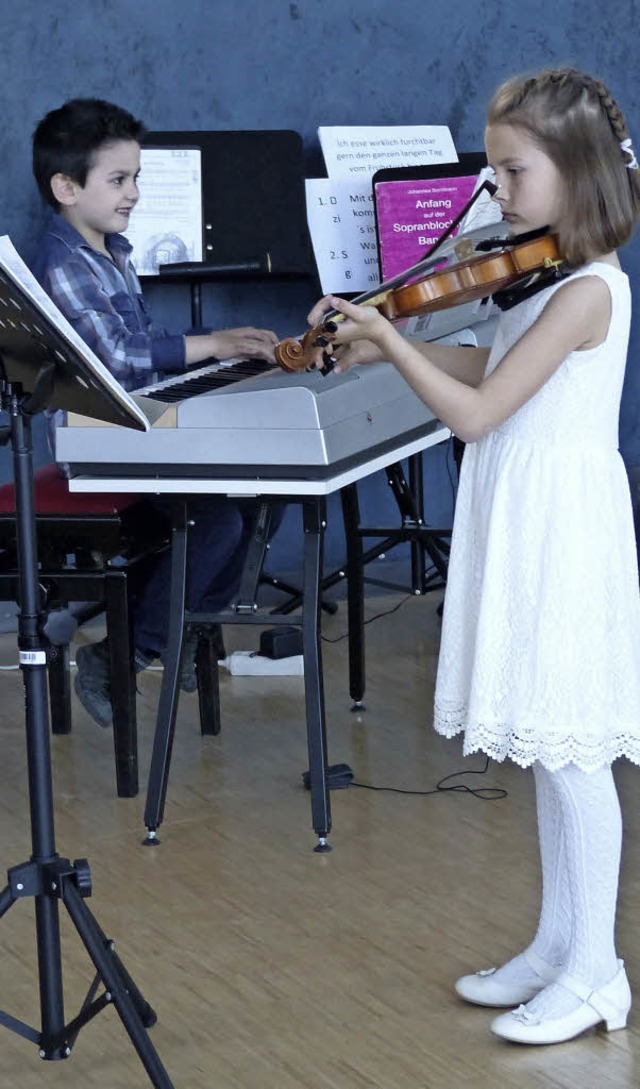 Pia und Alex waren in Ihringen voll konzentriert beim Vorspielen des Allegros.  | Foto: Bremer