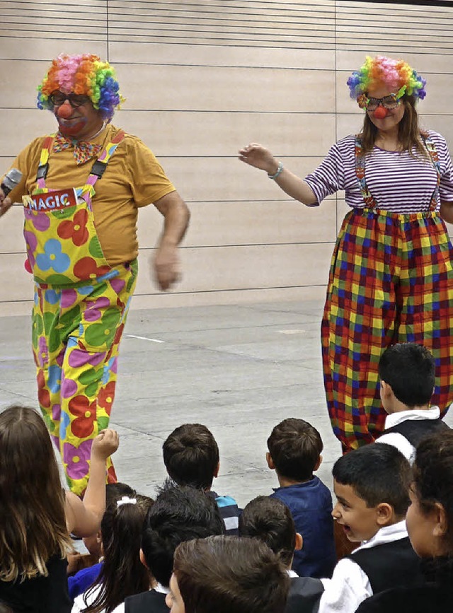 Die Clowns genossen die Aufmerksamkeit.  | Foto: claudia marchlewski