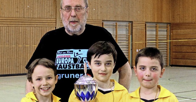 Badische Meister im Faustball U10 (Dre...ihnen freut sich Trainer Peter Stell.   | Foto: PRIVAT