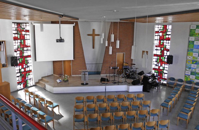 Gottesdienstraum der Baptistengemeinde... hinter dem Altar ist das Taufbecken.   | Foto: Daniel Scholaster