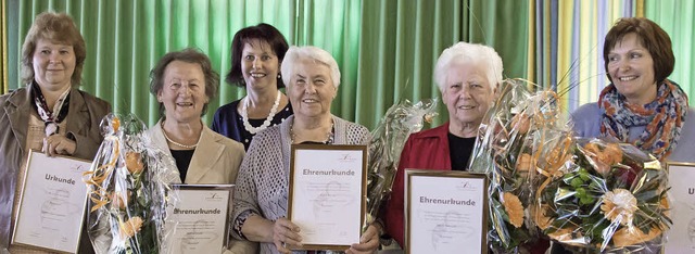 Die neuen Ehrenmitglieder der Landfrau...he, Maria Dietsche und Roswitha Voigt.  | Foto: Friederike Trndle