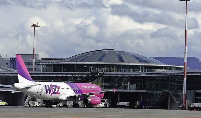 Billigflieger wie die ungarische Wizz Air setzen auf den Euro-Airport.   | Foto: Juri Junkov