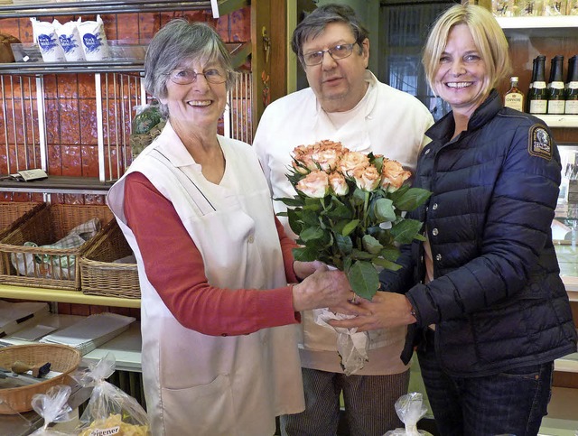 Nachbarin Martina Vogel bringt zum Abschied einen Blumenstrau.   | Foto: cornelia weizeneckeer