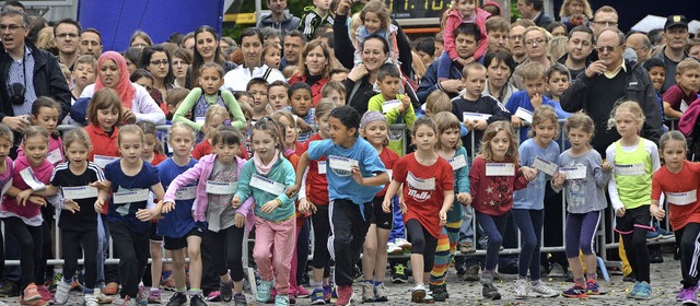 Auf die Pltze, fertig, los: Die Schl... fleiig angefeuert von ihren Eltern.   | Foto: Fotos: Julia Trauden