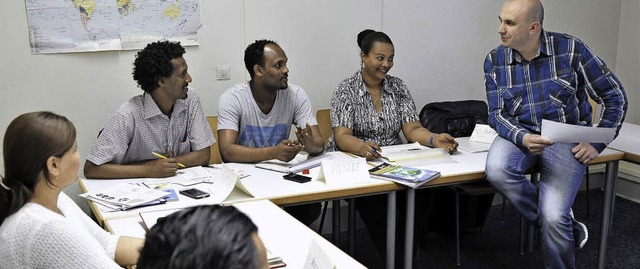 Oleg Bey (rechts) in seinem Deutschkurs fr Flchtlinge.  | Foto: Thomas Kunz