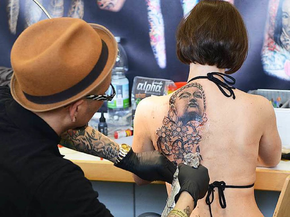 Ein Tätowierkünstler konzentriert bei der Arbeit während des  Tattoo-Weekends.   | Foto: Rita Egsstein