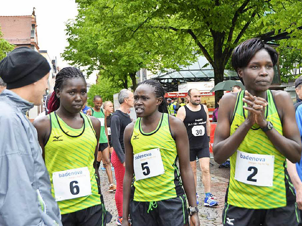Die Kenianerinnen sprechen sich vor dem Lauf mit ihrem Coach ab.