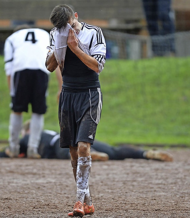 Fassungslos: Saigs Fuballer taumeln n...5 gegen Pfohren dem Abstieg entgegen.   | Foto: seeger