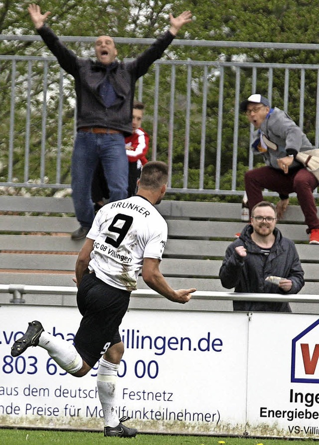 Kai Brnker und die Zuschauer feiern d...Tor der Villinger kurz vor Spielende.   | Foto: Dieter Reinhardt