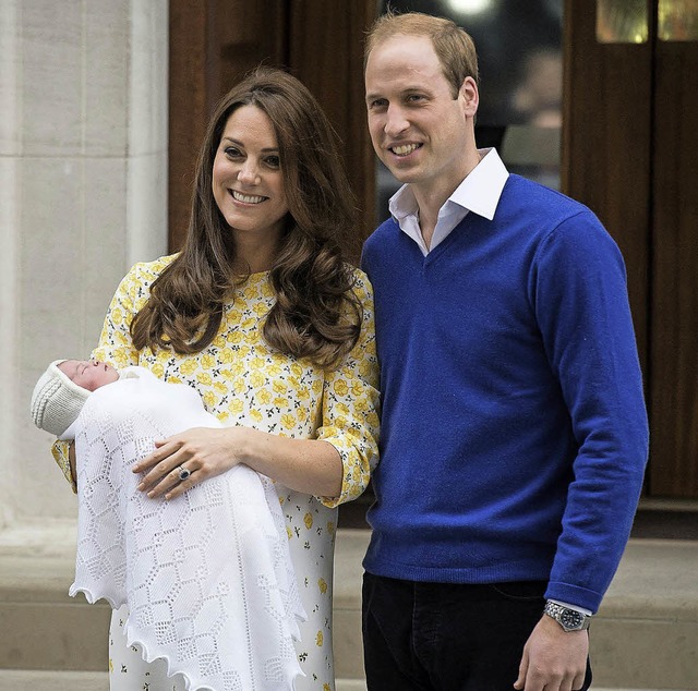Keine Spur von Geburtsstrapazen zu sehen: Kate und William mit Tochter  | Foto: AFP