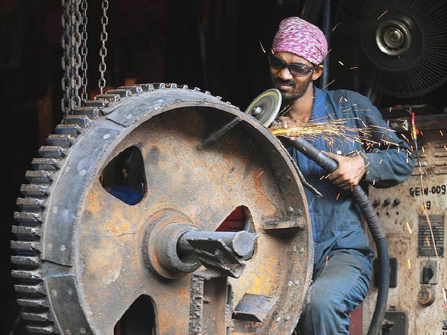 Ein Metallarbeiter in einem Industriegebiet von Mumbai     | Foto: AFP