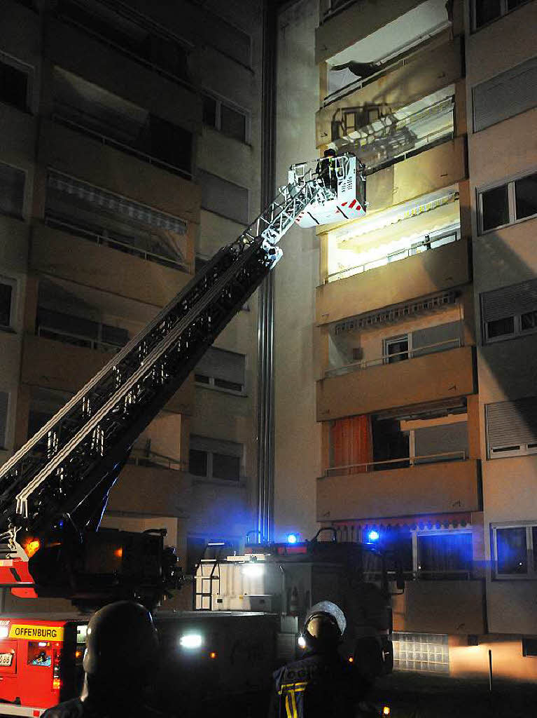 Ein Brand im Keller eines siebengeschossigen Gebudes hat eine komplexe Rettungsaktion der Offenburger Feuerwehr ausgelst: Das Treppenhaus war derart verraucht, dass die Bewohner mit Drehleitern in Sicherheit gebracht werden mussten.