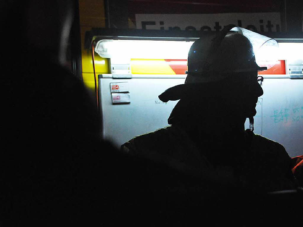 Ein Brand im Keller eines siebengeschossigen Gebudes hat eine komplexe Rettungsaktion der Offenburger Feuerwehr ausgelst: Das Treppenhaus war derart verraucht, dass die Bewohner mit Drehleitern in Sicherheit gebracht werden mussten.